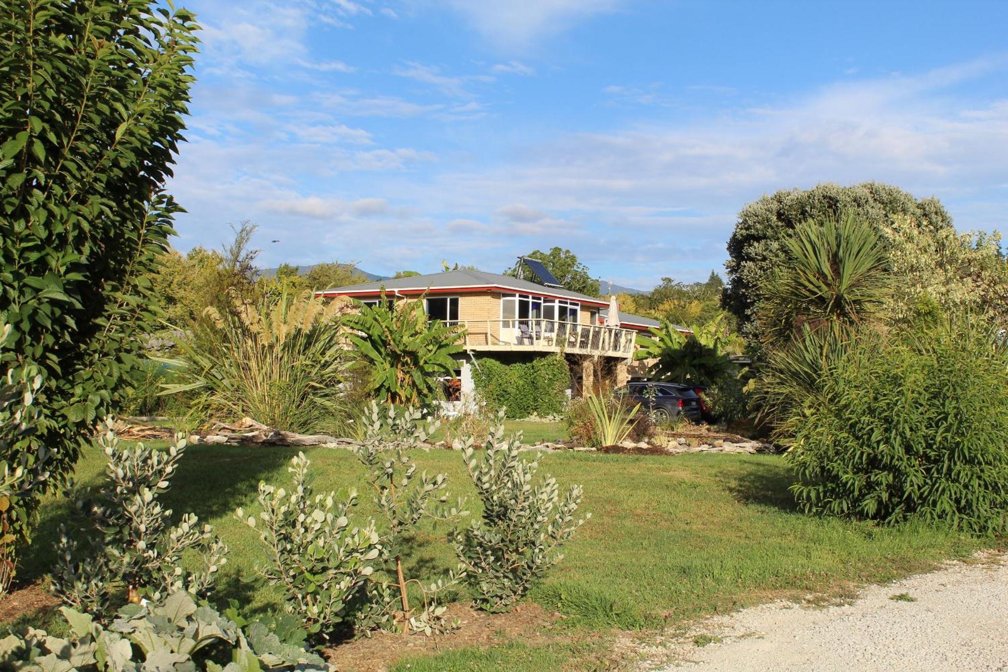 Labyrinth Gardens Guest House Takaka Extérieur photo